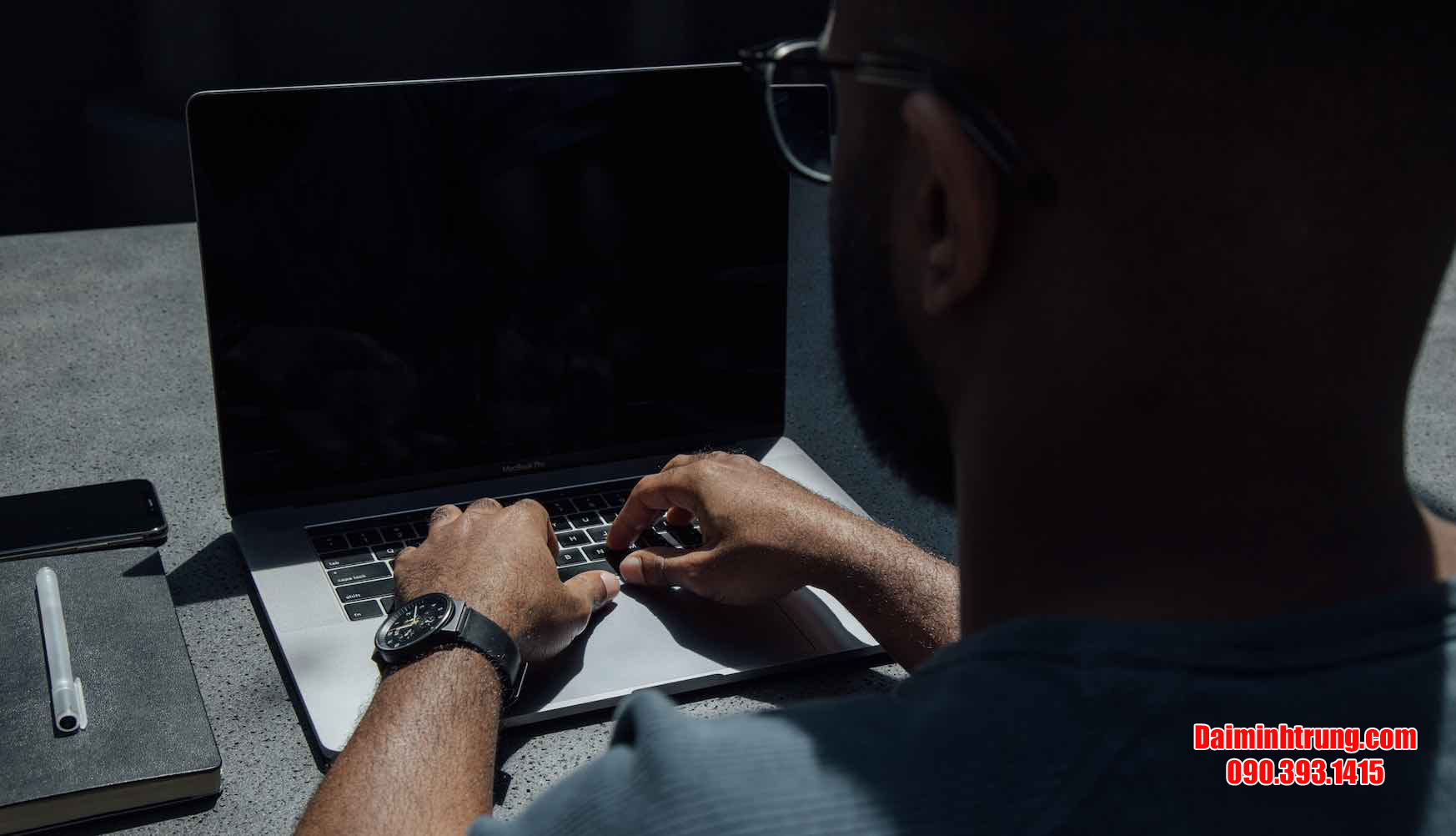 nguyen nhan laptop bi den man hinh