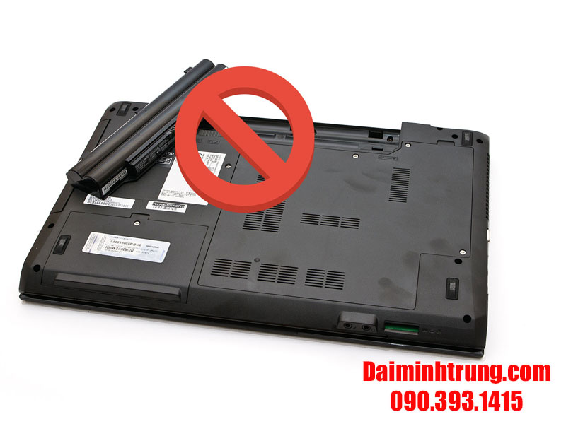 khong duoc thao pin ra khoi laptop