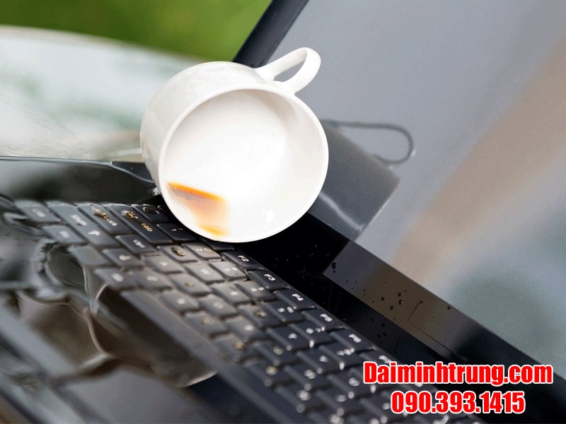 dat laptopnam up tren be mat phang co lot khan